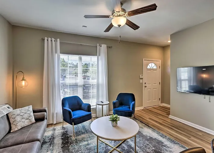 Ideally Located & Elegant W/ Balcony! Casa de férias Tallahassee