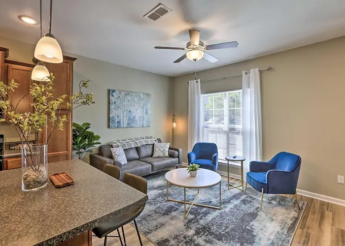 Ideally Located & Elegant W/ Balcony! Casa de férias Tallahassee