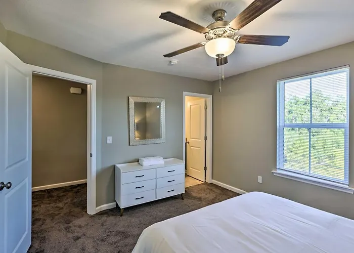 Ideally Located & Elegant W/ Balcony! *