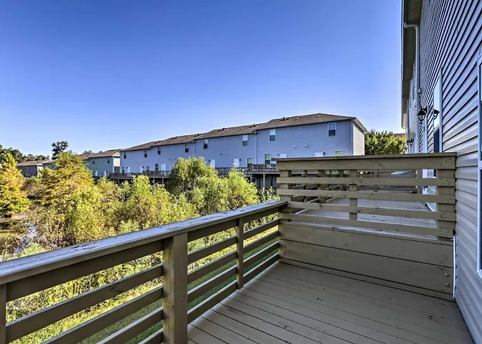 Casa de férias Ideally Located & Elegant W/ Balcony! Tallahassee