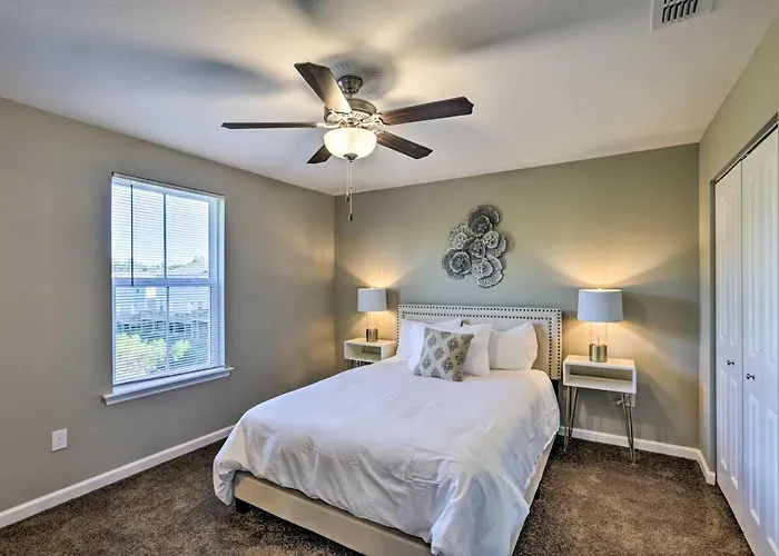 Ideally Located & Elegant W/ Balcony! Casa de férias *