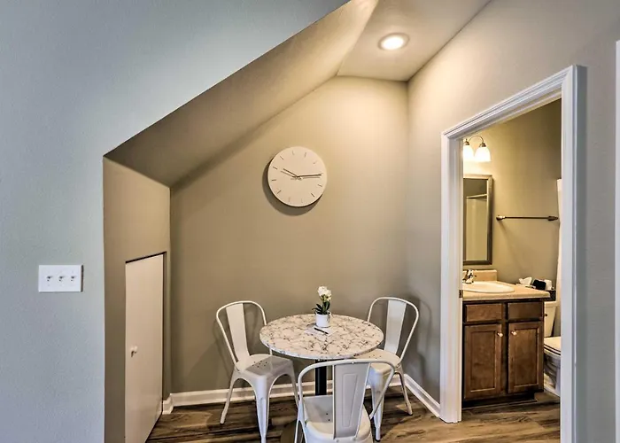 Ideally Located & Elegant W/ Balcony! Casa de férias Tallahassee