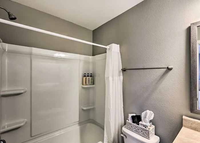 Casa de férias Ideally Located & Elegant W/ Balcony!