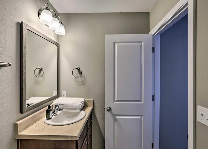 Casa de férias Ideally Located & Elegant W/ Balcony!