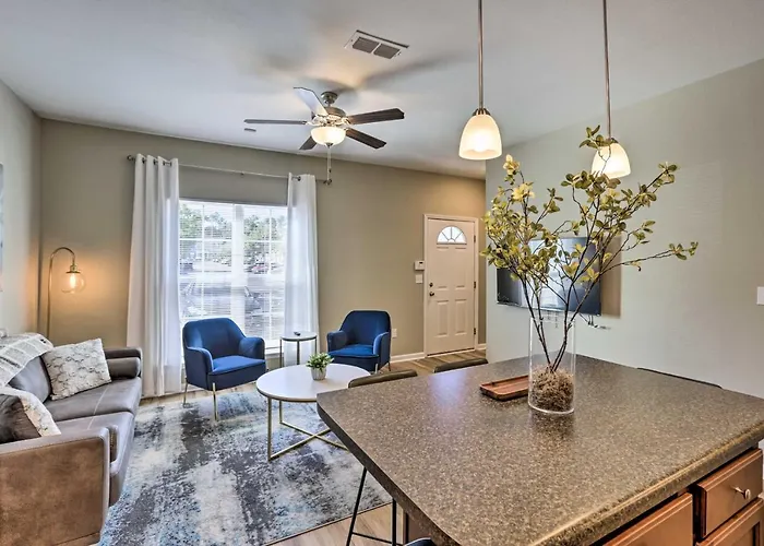 Ideally Located & Elegant W/ Balcony! Casa de férias Tallahassee