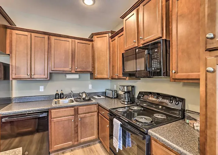 Ideally Located & Elegant W/ Balcony! Casa de férias