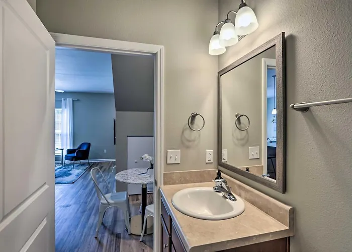 Ideally Located & Elegant W/ Balcony! *