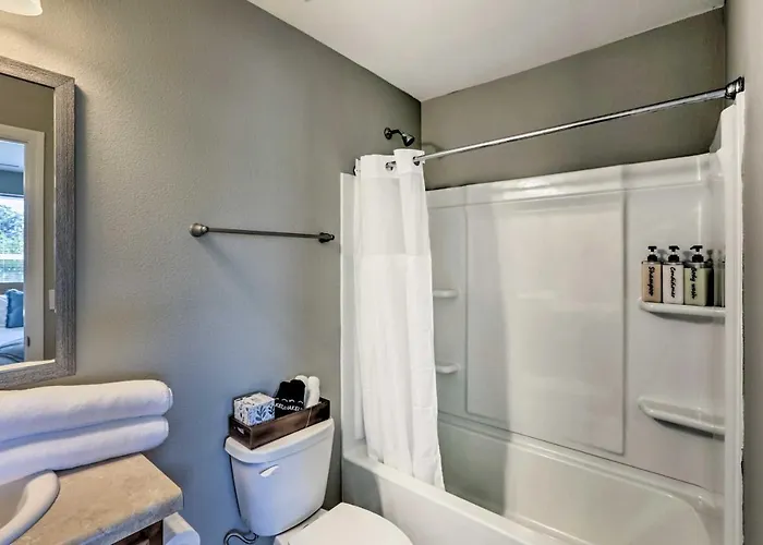 Casa de férias Ideally Located & Elegant W/ Balcony! *